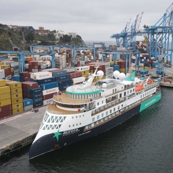 Nave de lujo que realiza expedición a la Antártica abre la temporada de cruceros en Puerto Valparaíso